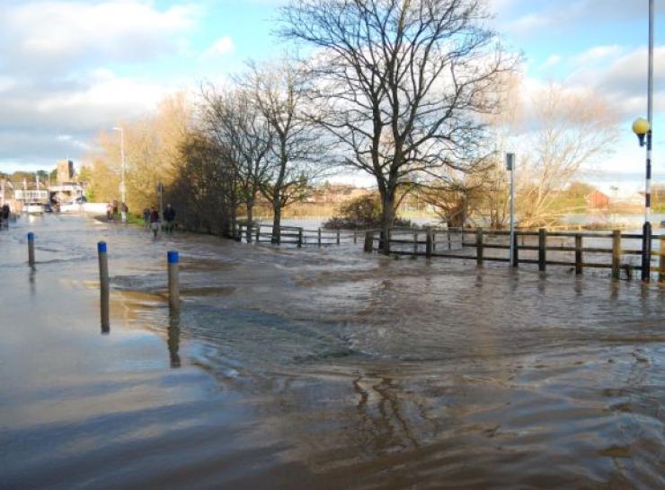 28082 Littlethorpe bypassing flood water along station road